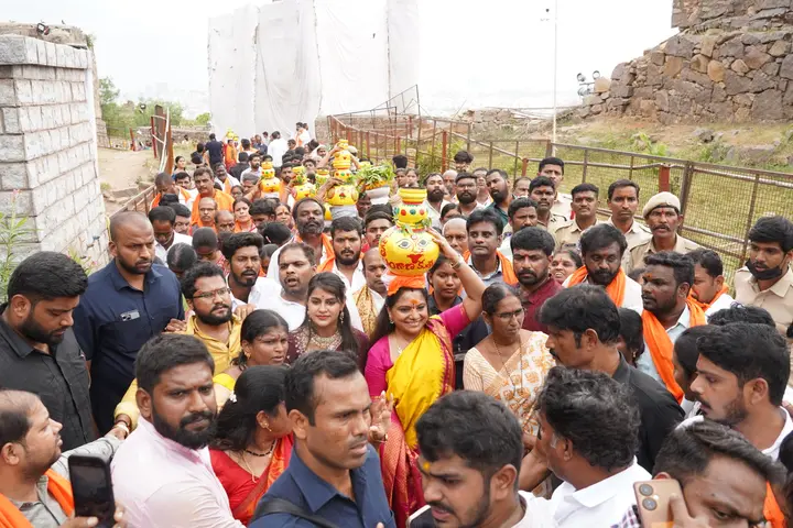 With the procession carrying the pots