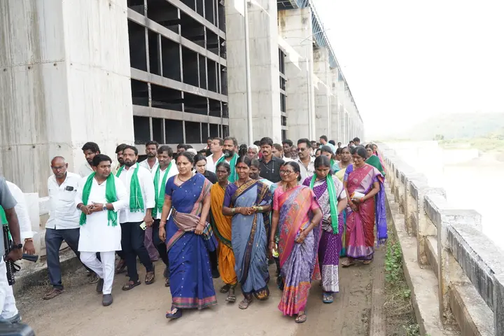 At the project structure with farmers